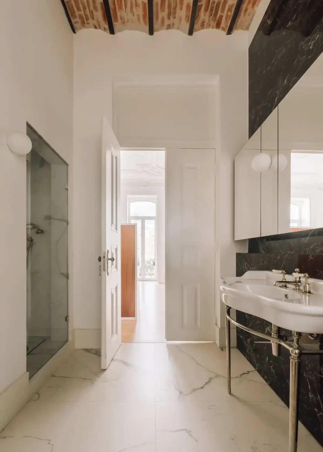 A Luxurious Three-Bedroom Apartment in Lisbon 12 FantasticFrankBraancampLTA0305 lwxtfz A Luxurious Three-Bedroom Apartment in Lisbon