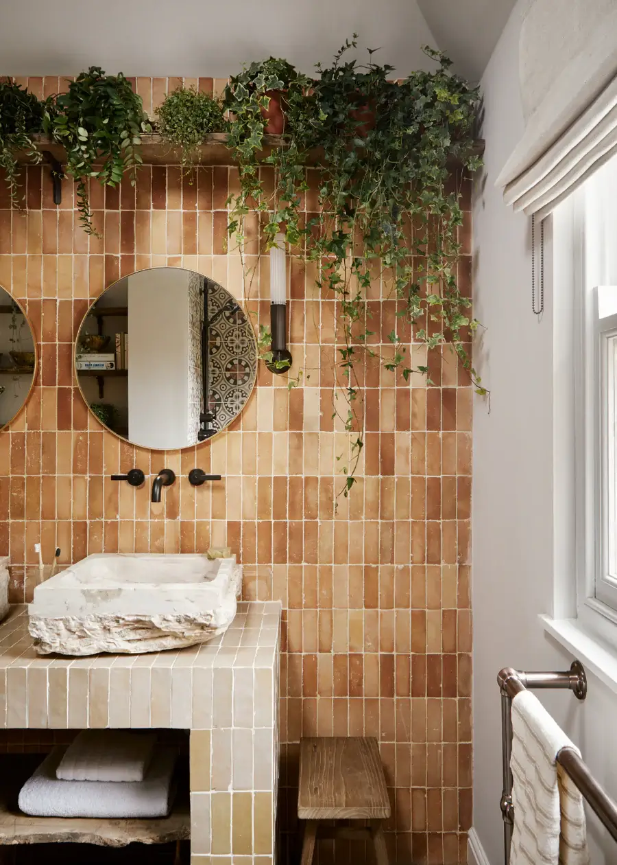 bathroom with plants and brown tiles in various hues The Color Trends for 2025: Warm, Natural Shades and a Cheerful Accent
