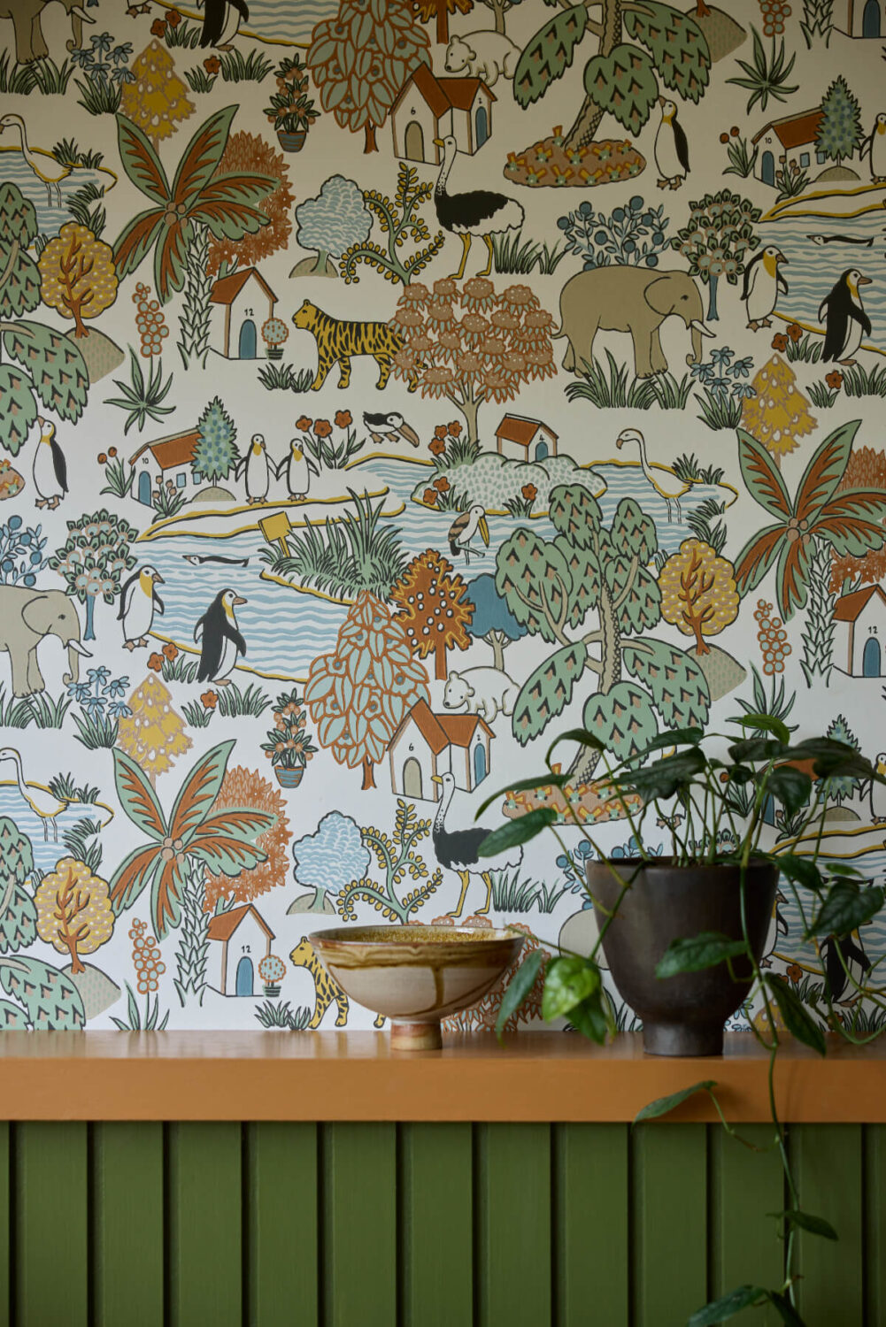 Little Greene National Trust wallpaper Collection Animal Kingdom - Pea - Cameo