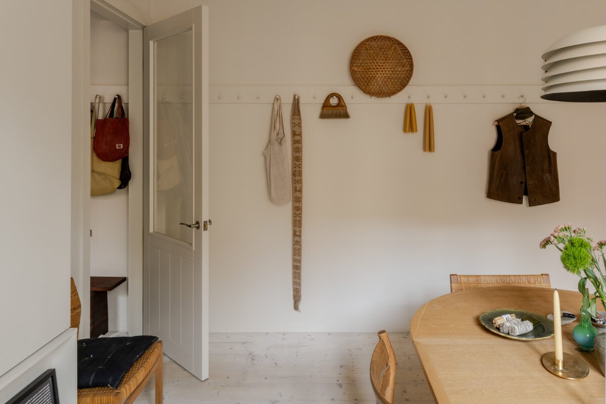 A Serene Color Palette in a Small London Apartment 6 a0OP60000055cubMAA N10 webres A Serene Color Palette in a Small London Apartment