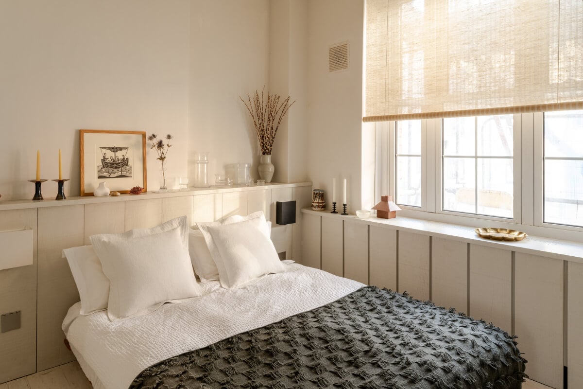 A Serene Color Palette in a Small London Apartment 14 a0OP60000055cubMAA N39 webres A Serene Color Palette in a Small London Apartment