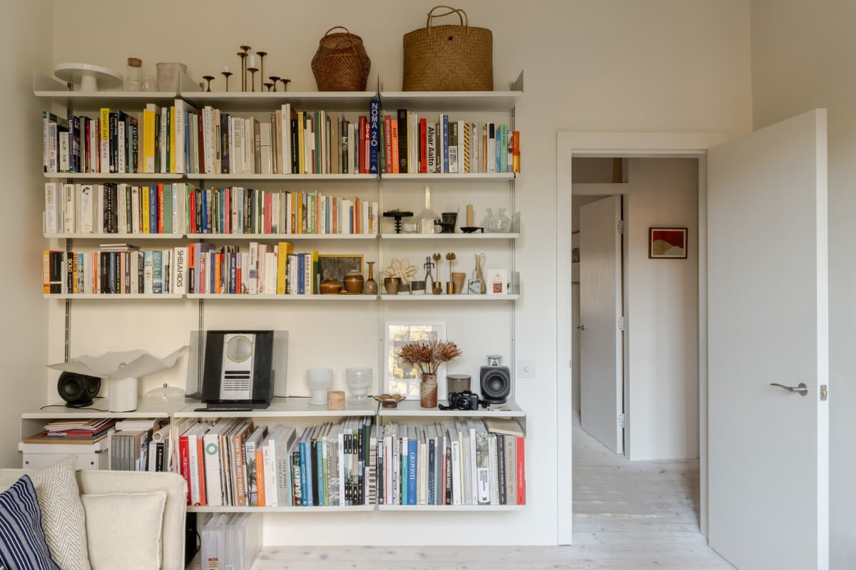 A Serene Color Palette in a Small London Apartment 9 a0OP60000055cubMAA N42 webres A Serene Color Palette in a Small London Apartment