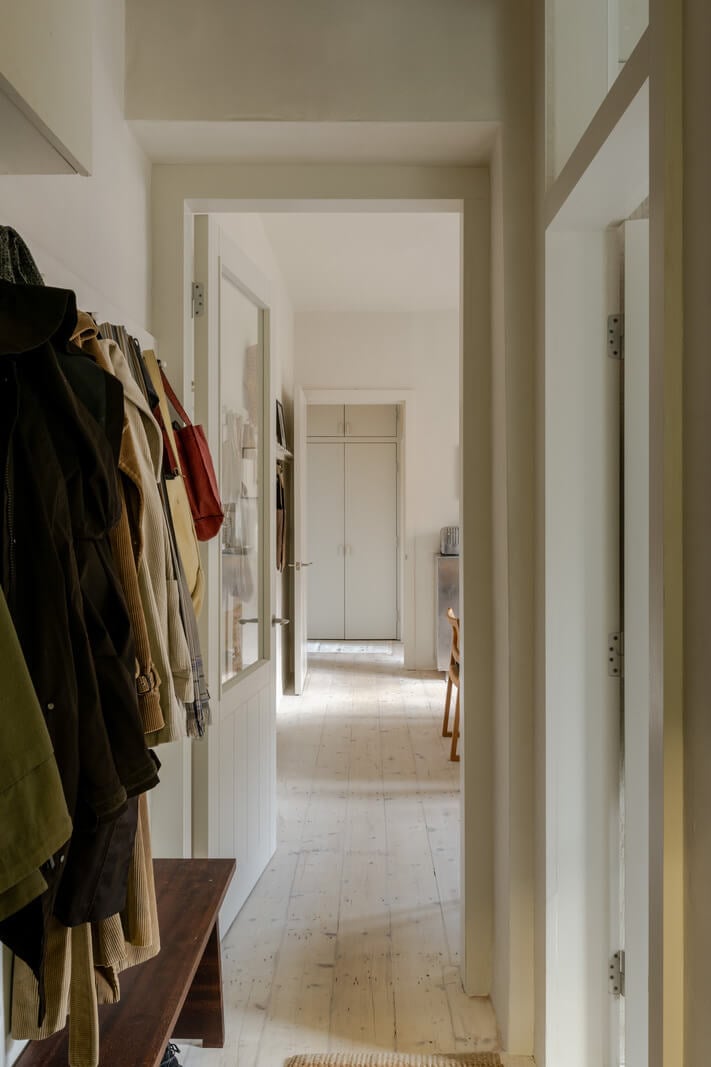 A Serene Color Palette in a Small London Apartment 12 a0OP60000055cubMAA N7 webres A Serene Color Palette in a Small London Apartment