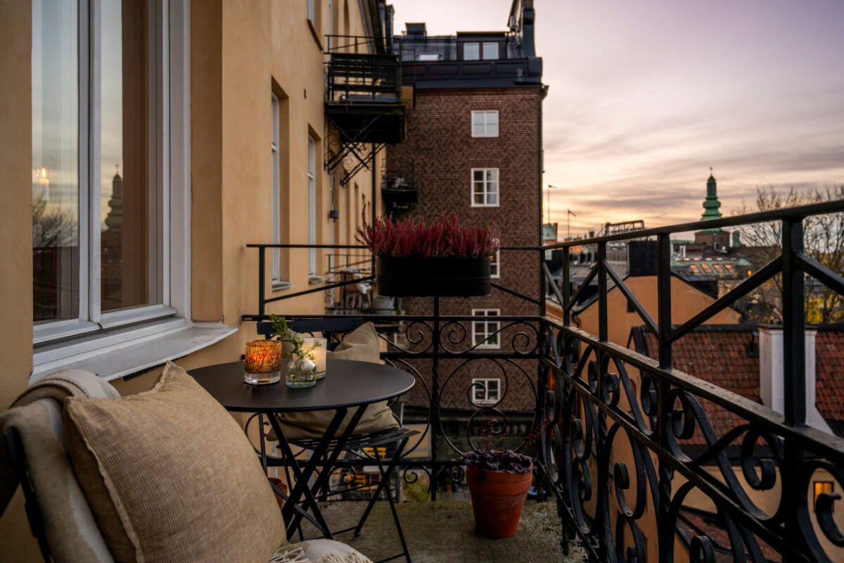 balcony bistro seating