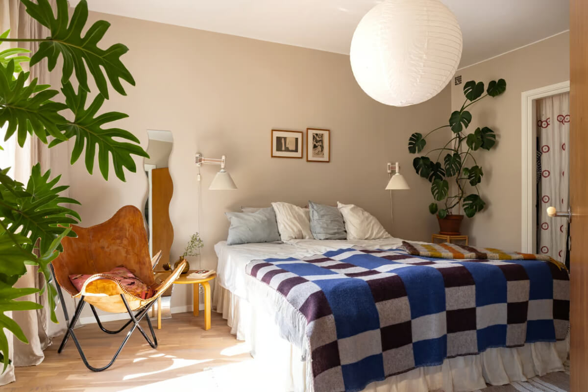 A Cozy Swedish Apartment in a 1950s Building 15 beige bedroom blue throw