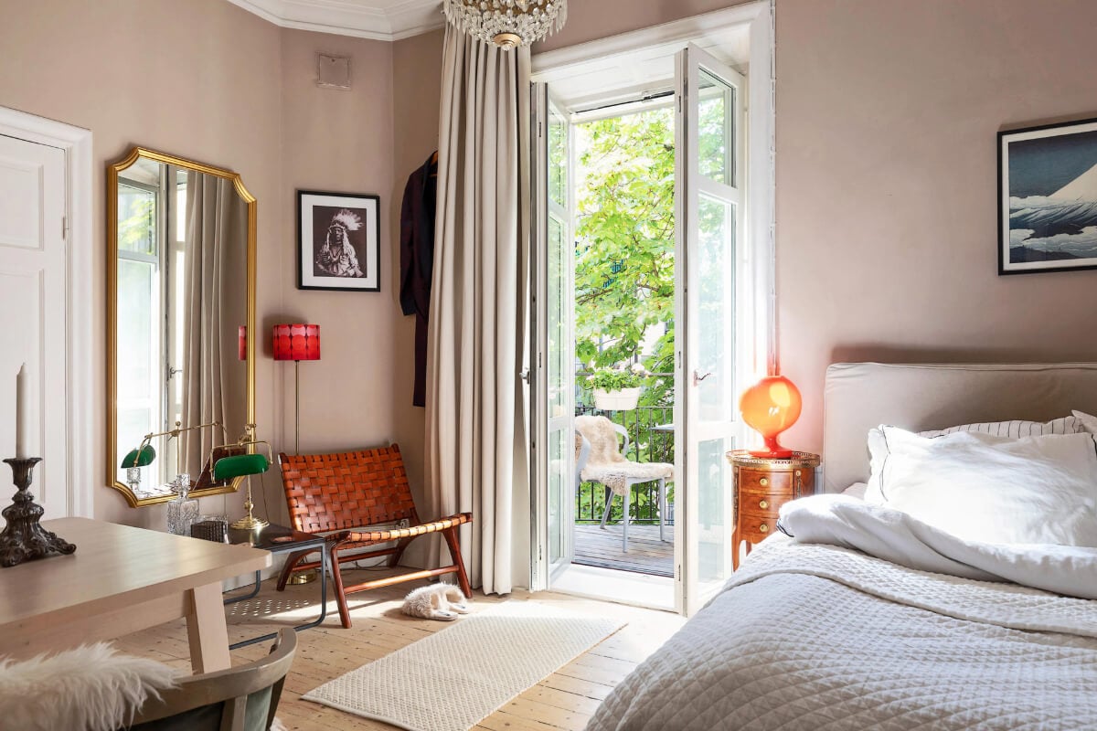 A Charming Studio Apartment with Leafy Courtyard Views 3 charming studio apartment beige-pink walls wooden floor balcony nordroom