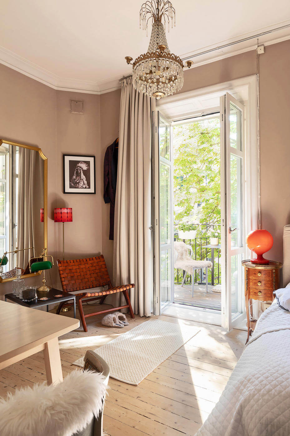 cozy studio apartment beige-pink walls wooden floor gilded mirror nordroom