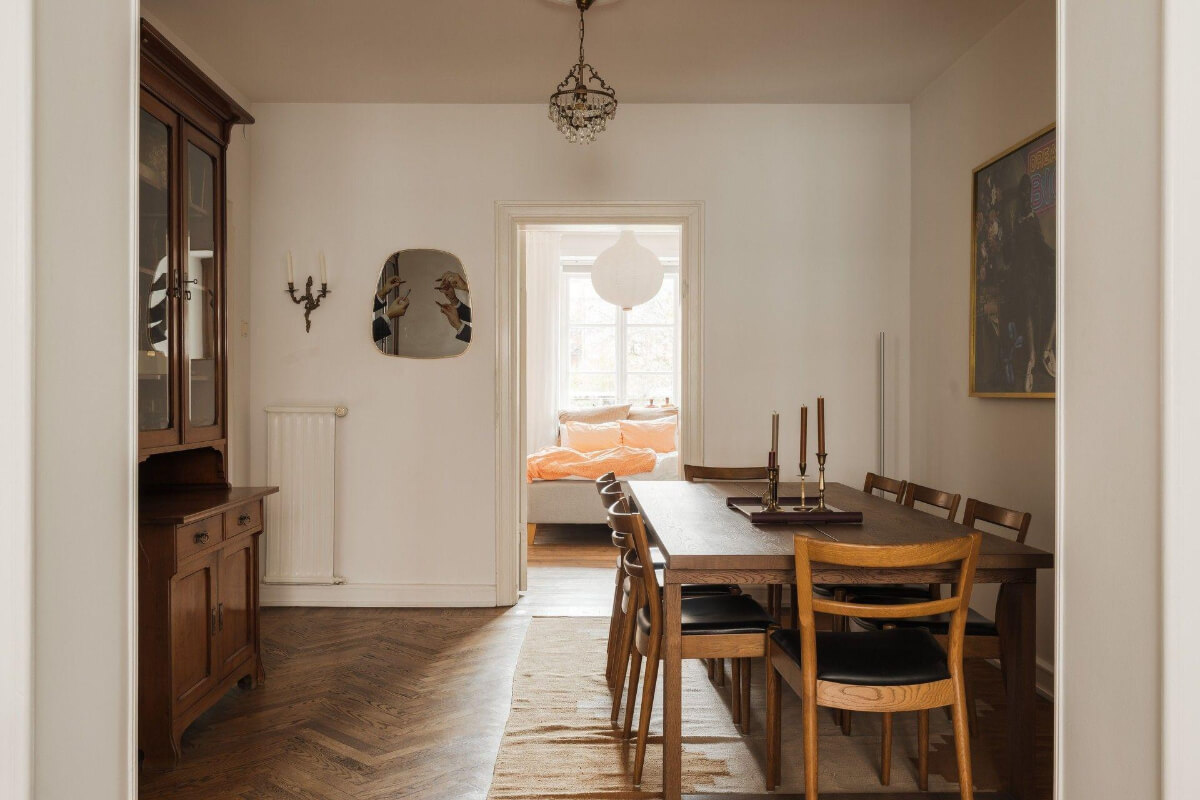 Natural Tones and Original Elements in a 1930s Apartment 5 dining room