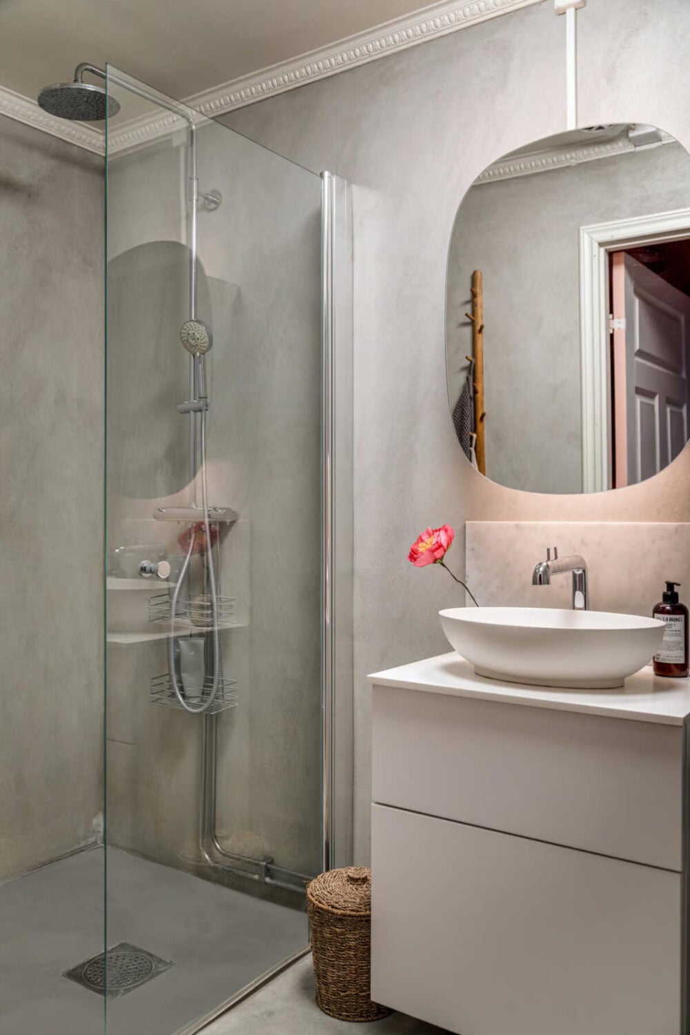 Large Rooms in an Art Nouveau Apartment in Sweden 22 gray bathroom with stucco