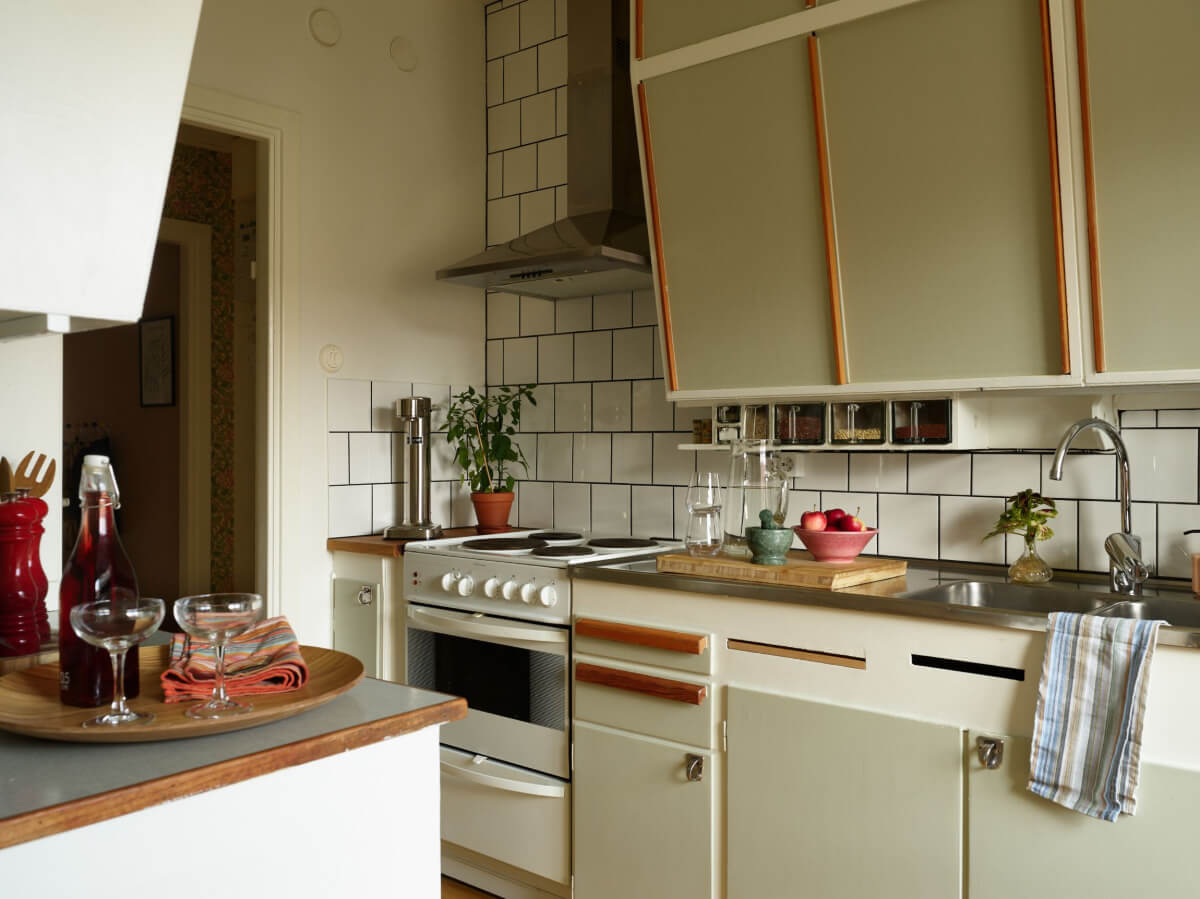 midcentury kitchen white tiles
