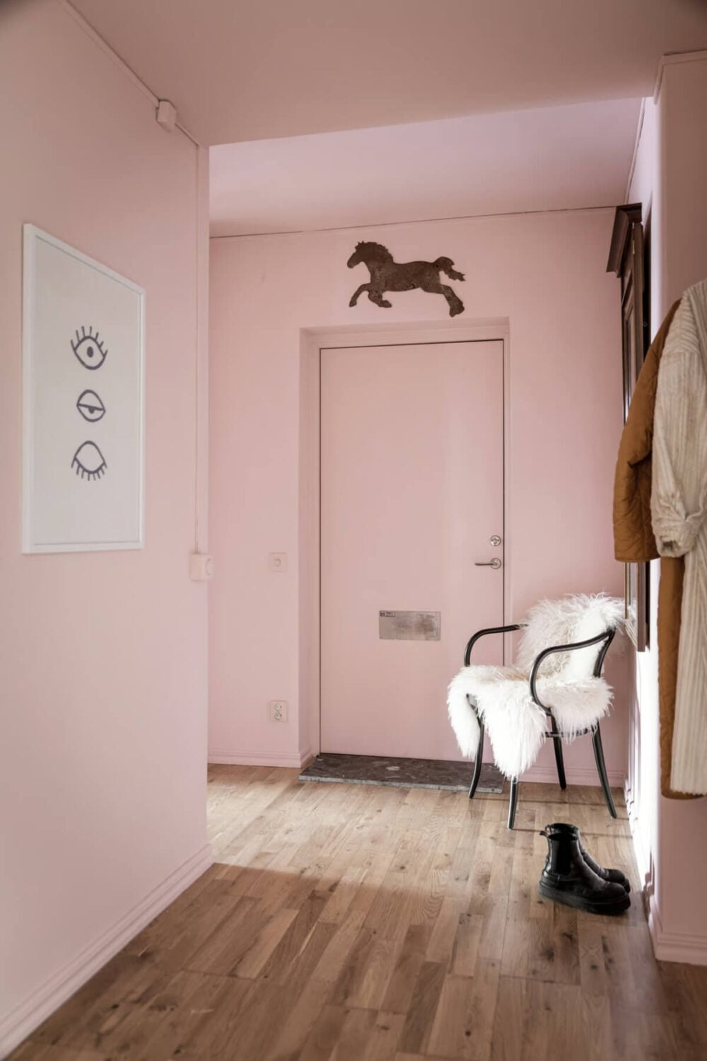 Large Rooms in an Art Nouveau Apartment in Sweden 24 pink hall and front door Large Rooms in an Art Nouveau Apartment in Sweden