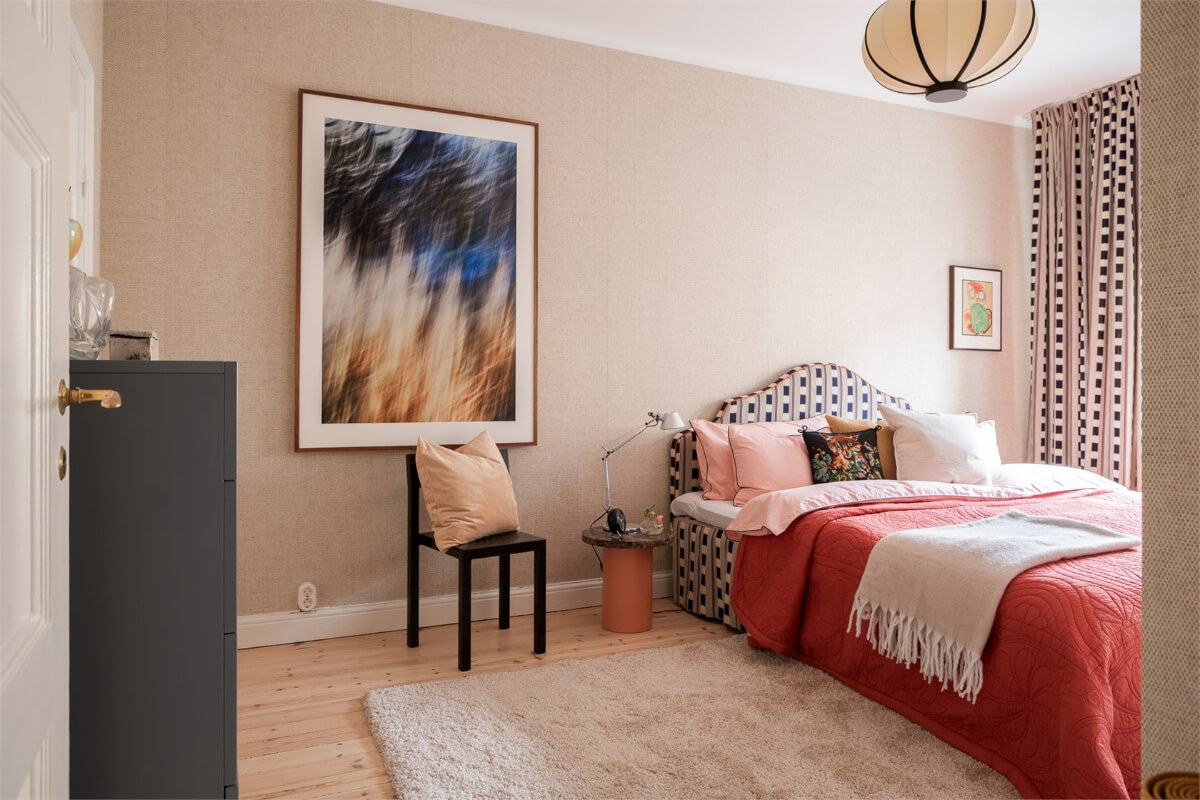 spacious bedroom beige-pink wallpaper