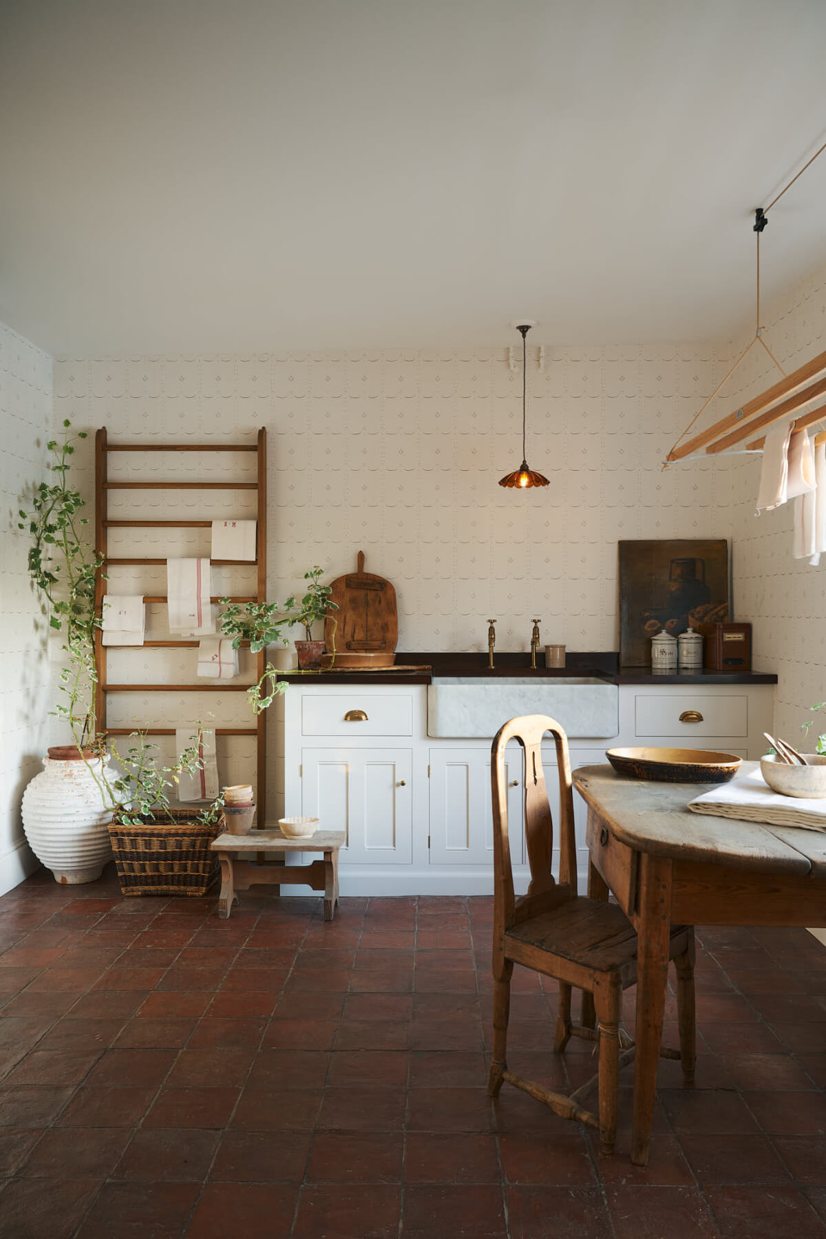 deVOL’s Ditsy Delft Wallpaper: A Subtle Pattern Inspired by a Historic Design