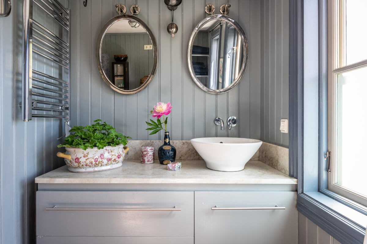 bathroom vanity