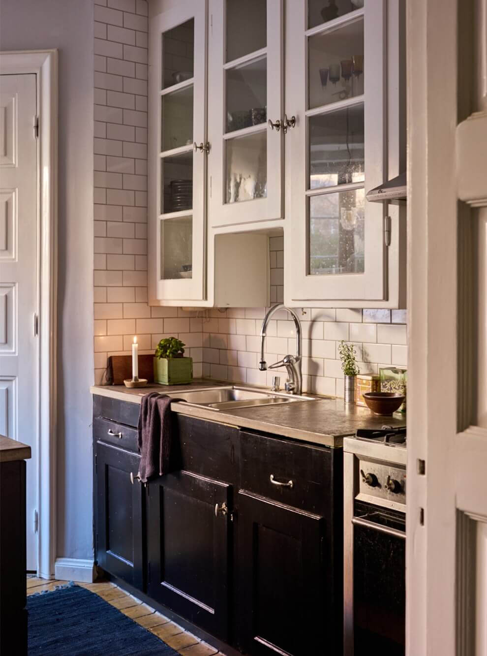 black and white kitchen glass cabinets