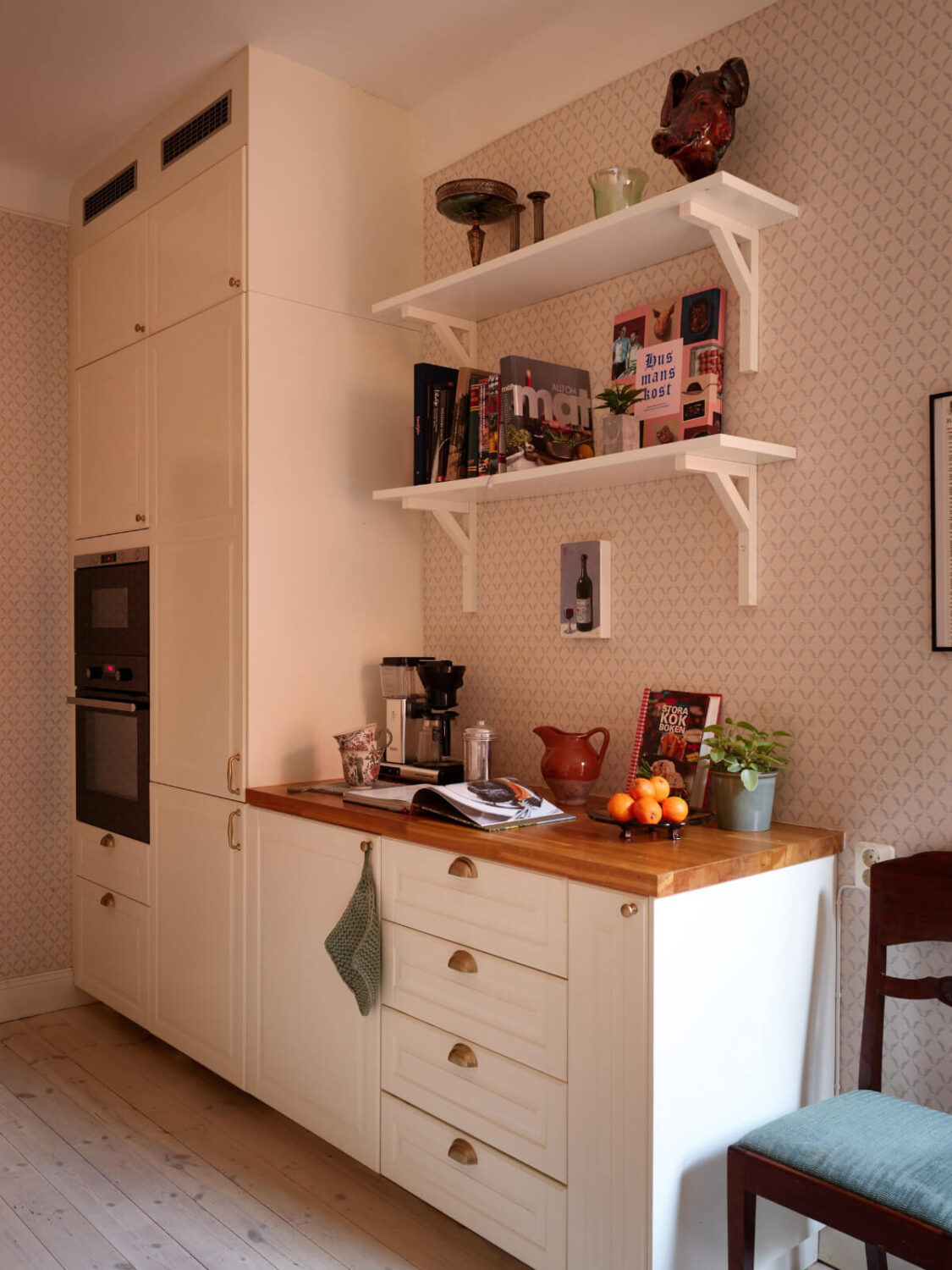 A Two-Bedroom Apartment with a Charming Bathroom 8 classic kitchen with shelves