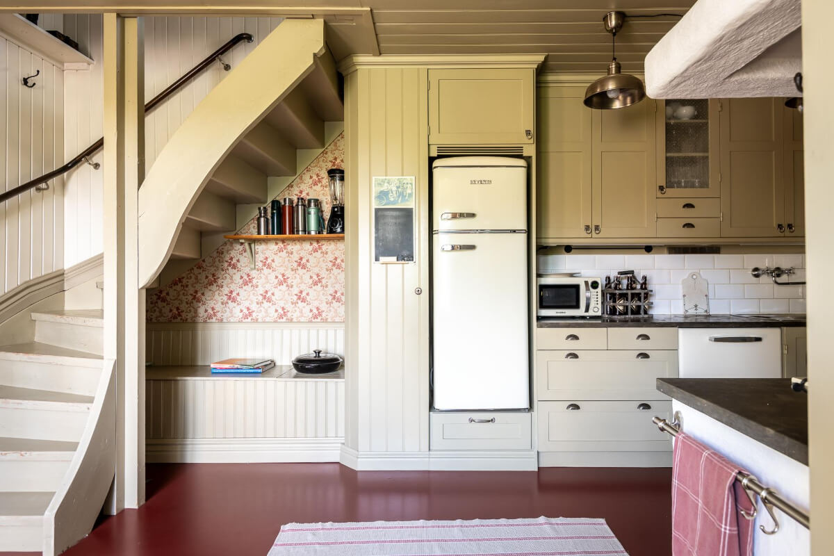 country kitchen raised fridge bench