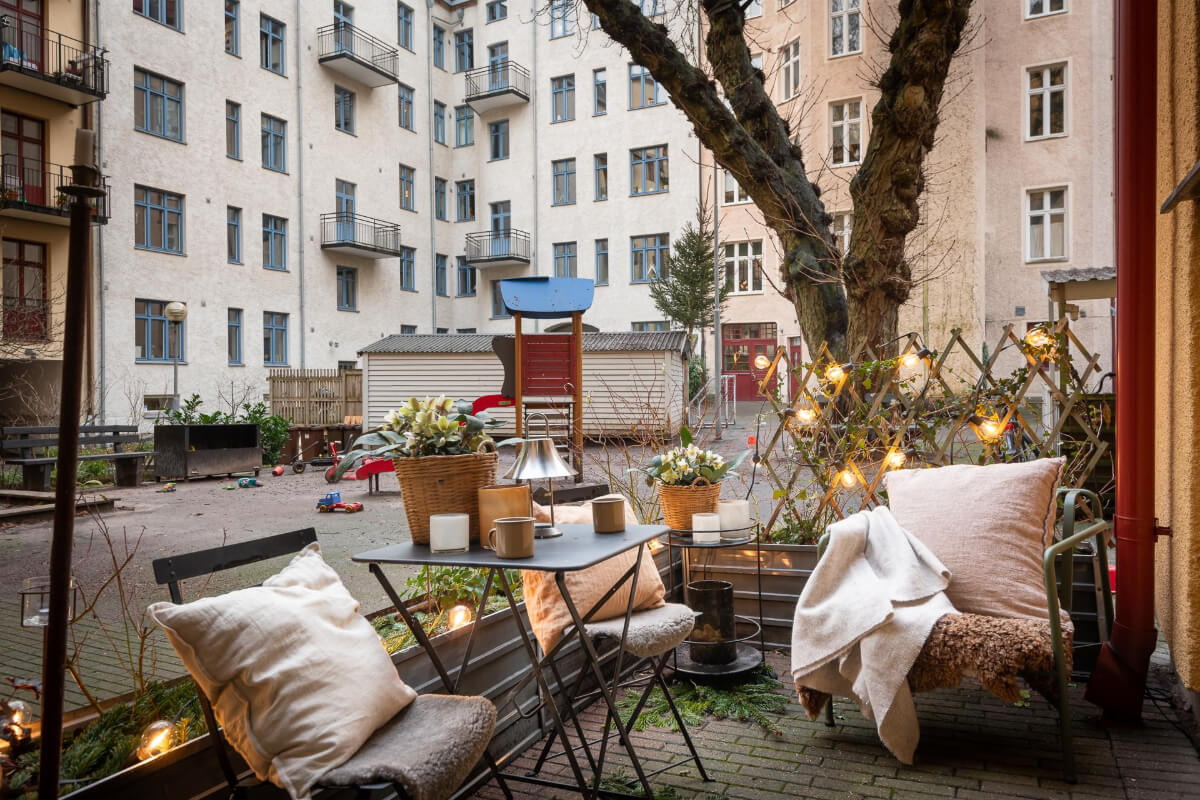 cozy courtyard terrace A Small Ground Floor Apartment Decorated in Gray Tones