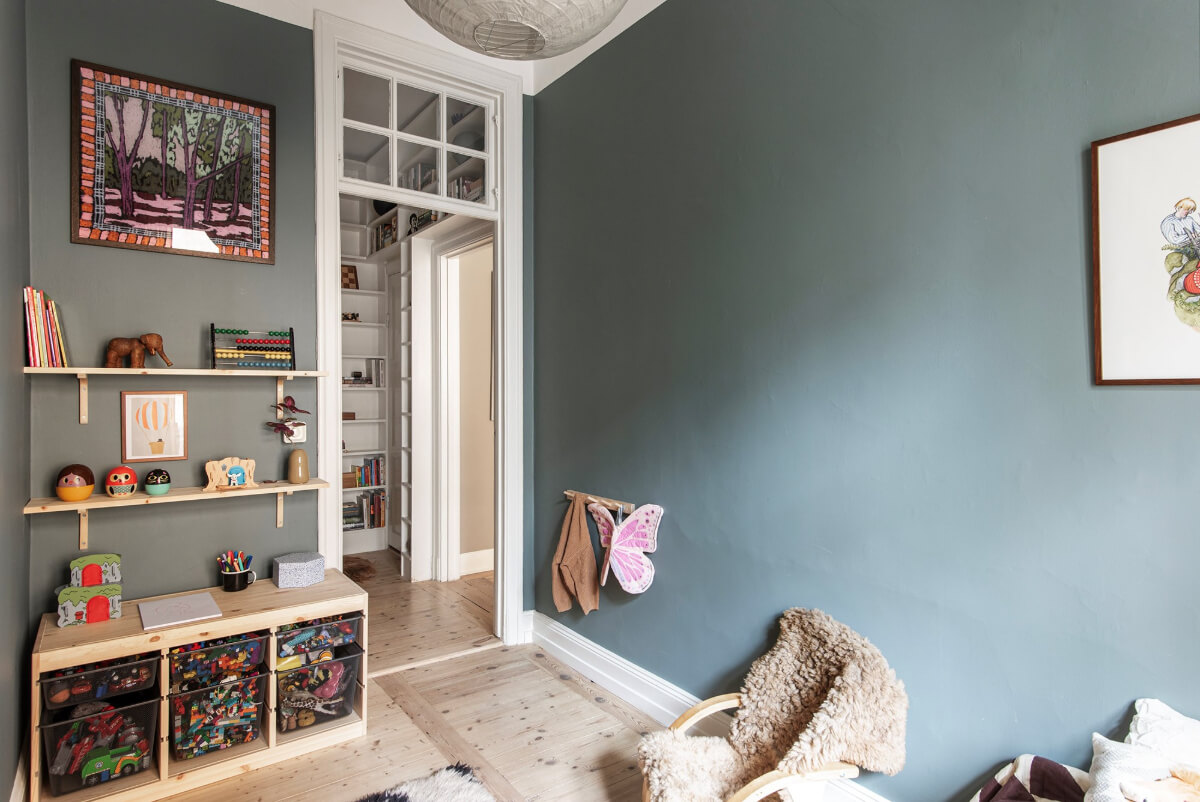 Rooms with Unique Shapes in a Lovely Swedish Apartment 19 dark gray bedroom window above door