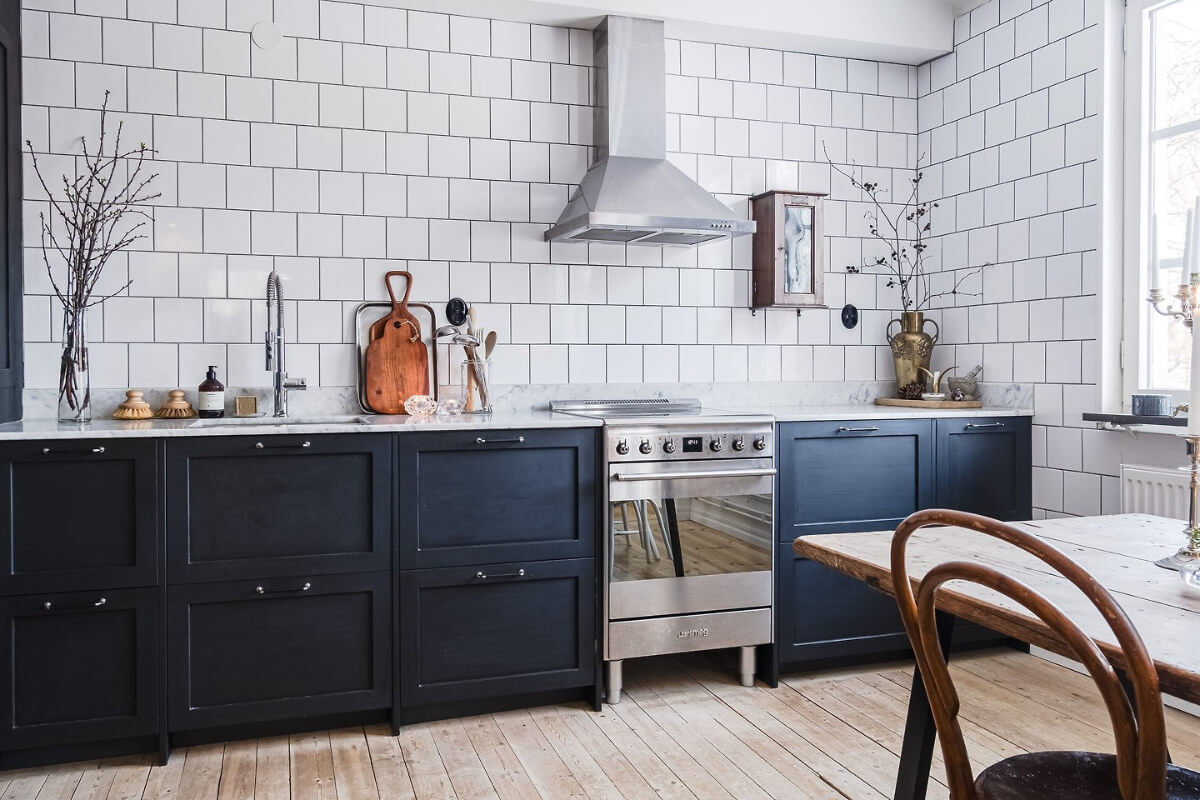 A Charming Duplex Apartment with a Stunning Kitchen 3 dark kitchen marble countertop white tiles