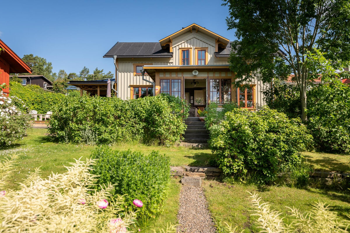 garden historic swedish house
