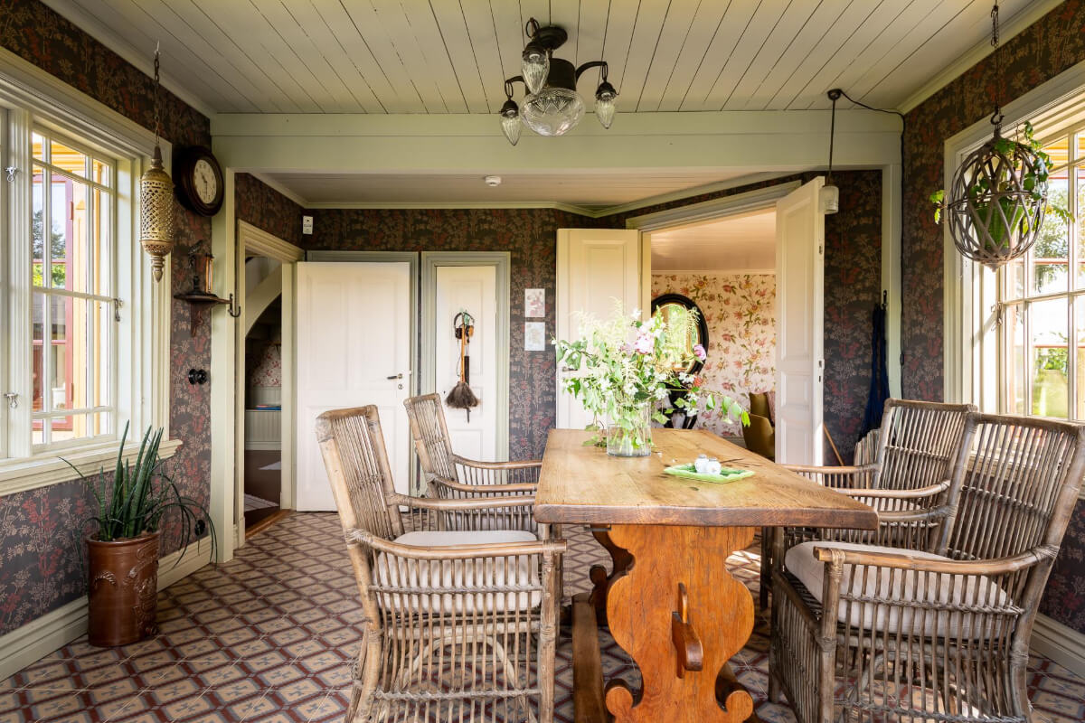 garden room wallpaper wooden ceiling