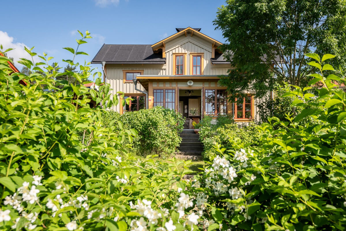 garden with view of house