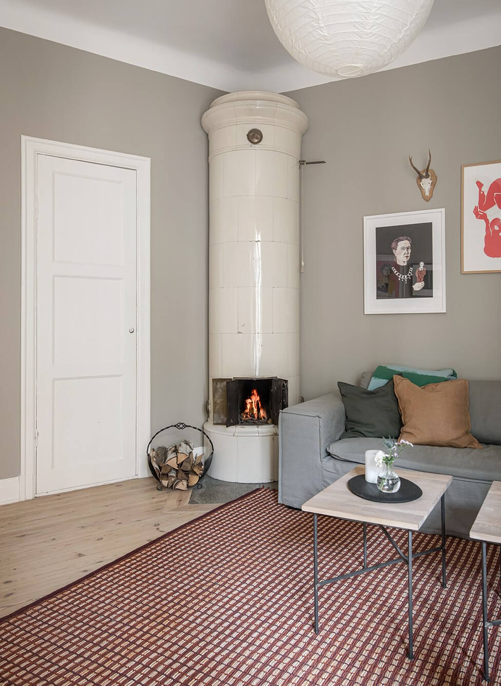 Rooms with Unique Shapes in a Lovely Swedish Apartment 4 kakelugn