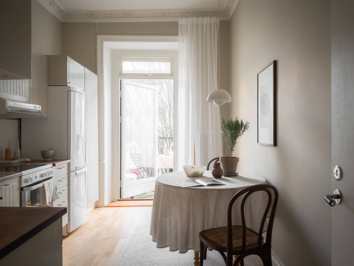 kitchen round table