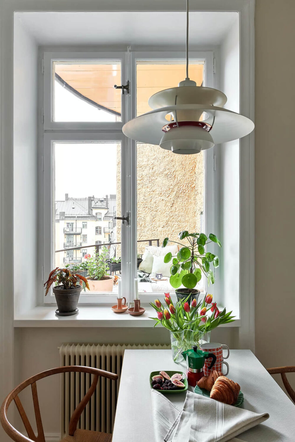 A Charming Swedish Apartment with a Spacious Balcony 16 v