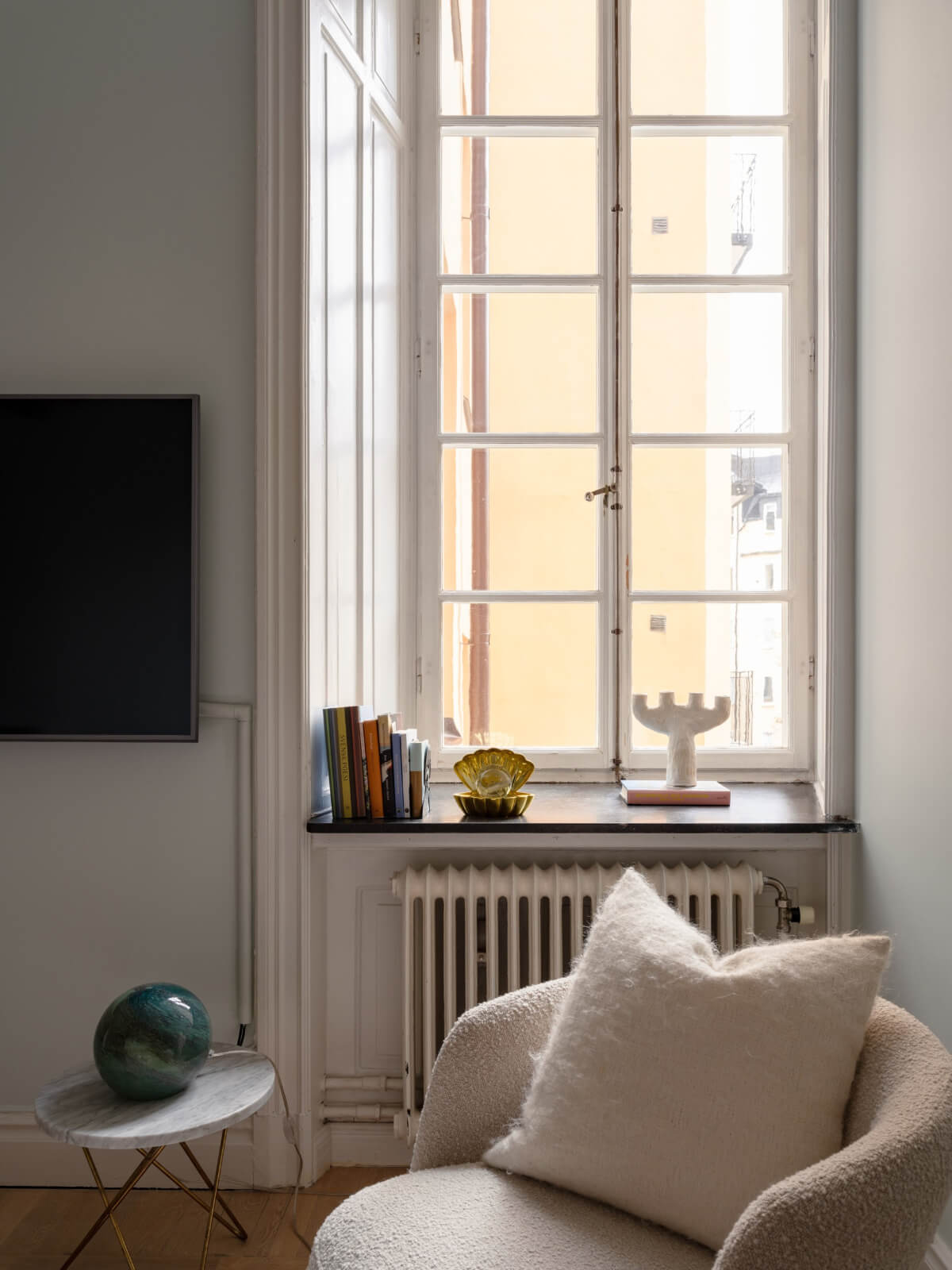 Photo inspiration: Fresh Look at A Small Pink And Blue Apartment With High Ceilings In