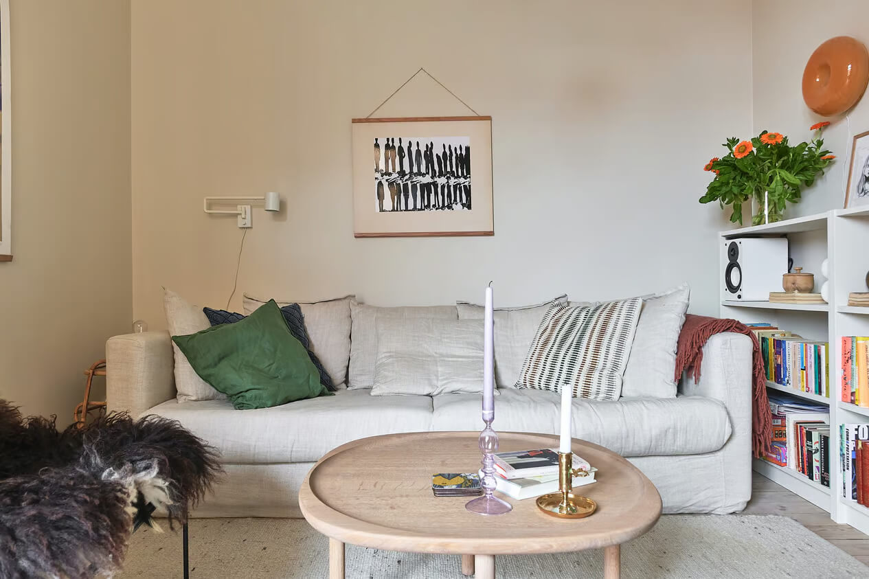 A Charming Swedish Apartment with a Spacious Balcony 4 living room detail