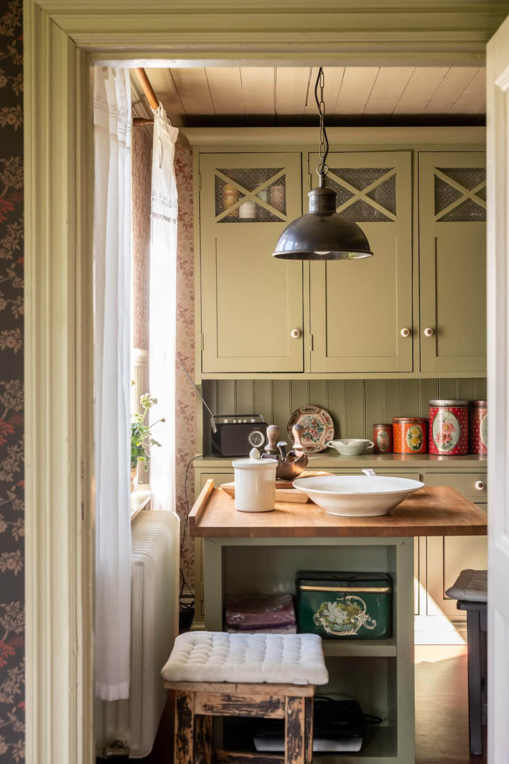 peek into kitchen