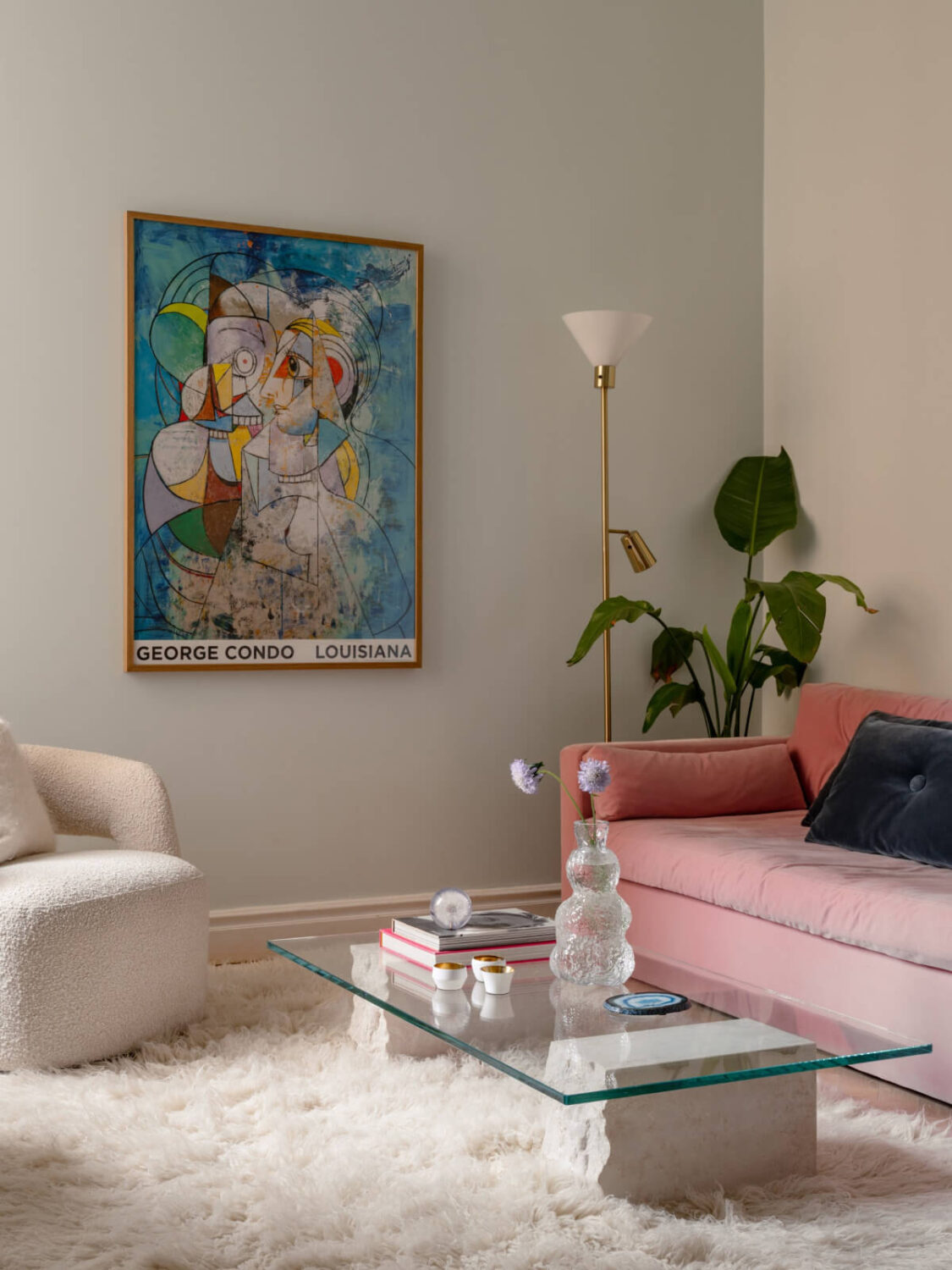 sitting-room-pink-sofa-fluffy-white-rug