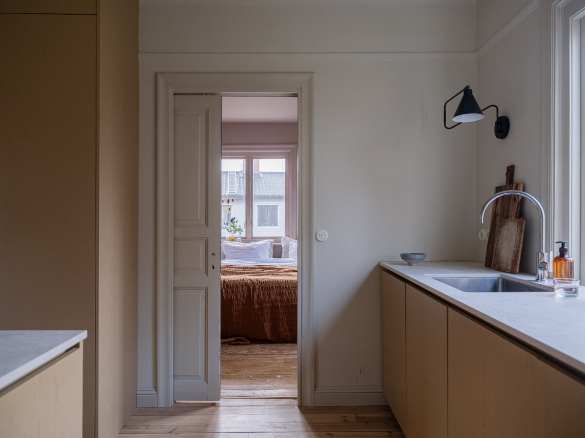 sliding mirror door to bedroom