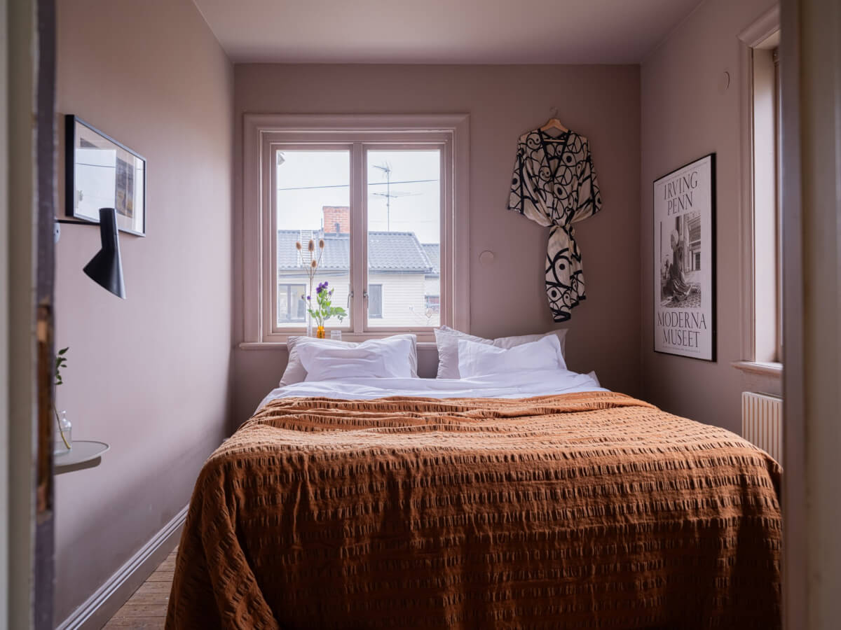 smal bedroom light purple walls