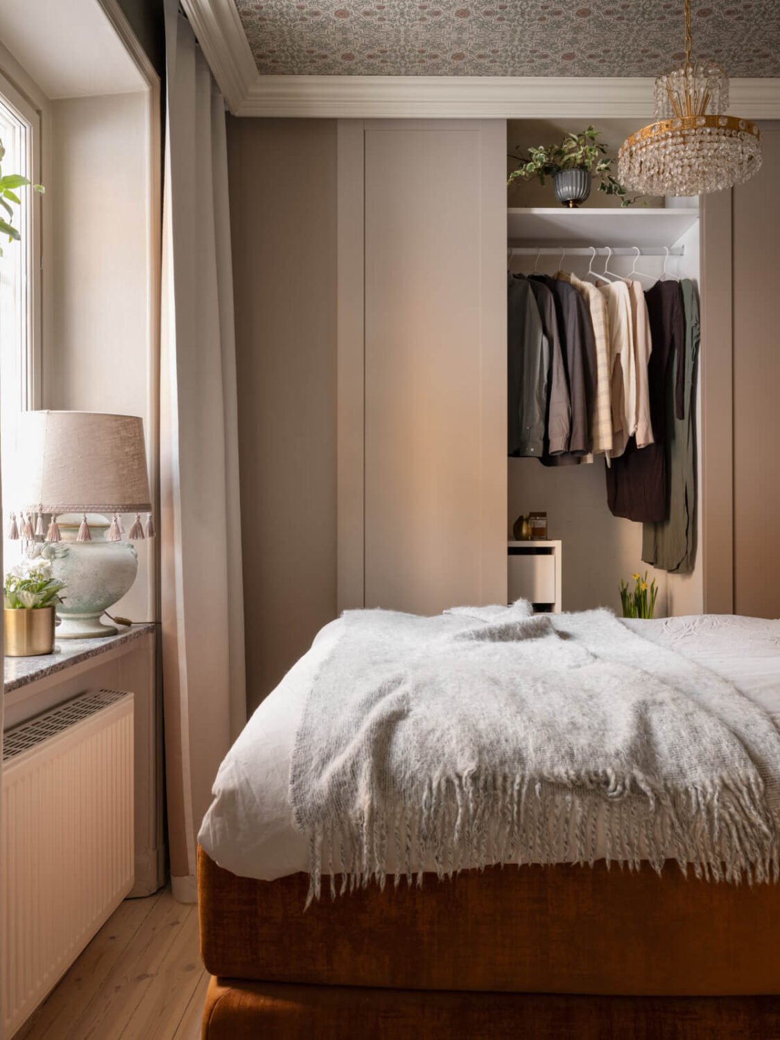 small bedroom built-in wardrobes wallpapered ceiling