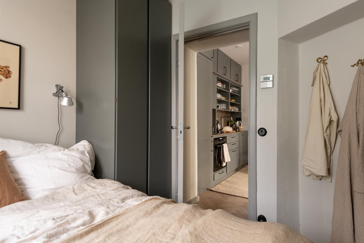 tiny bedroom floor to ceiling wardrobes