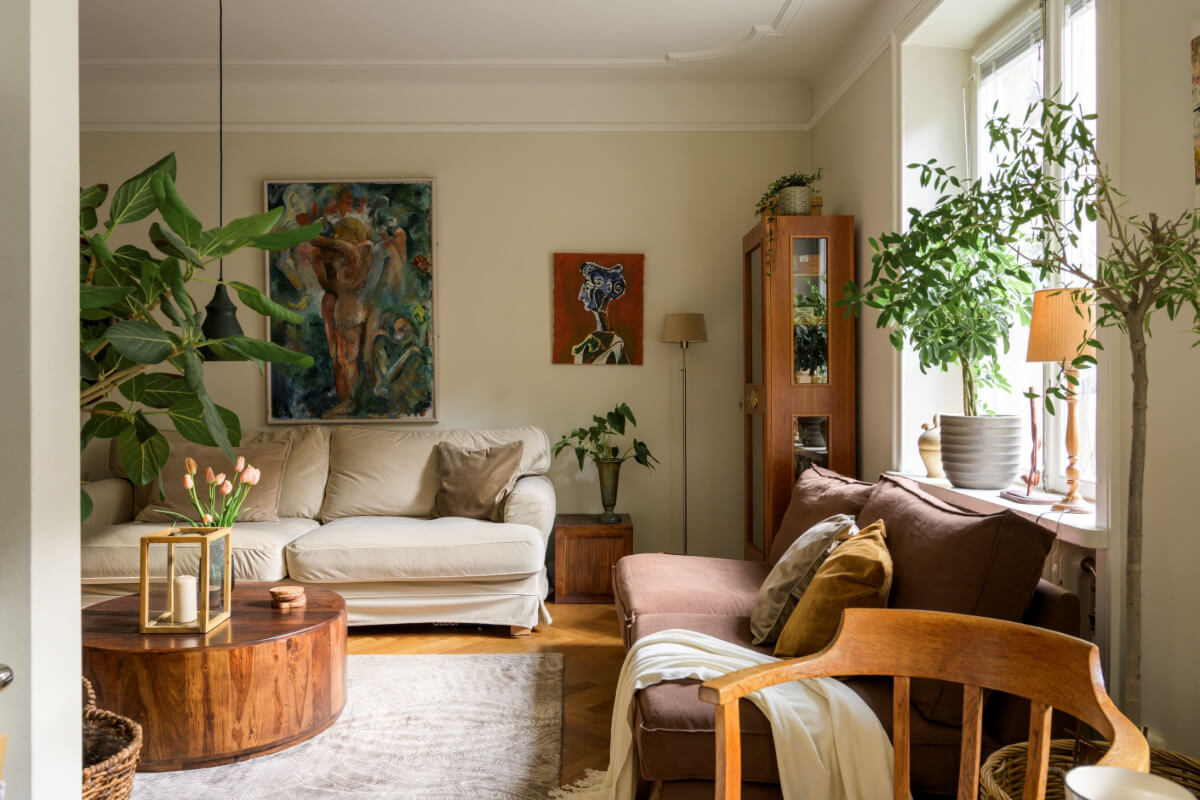 MED8BAC78F43FCA4E69935C84C0A18813E3 2820x1880 1 A Cozy Courtyard Apartment with a Brown Bedroom