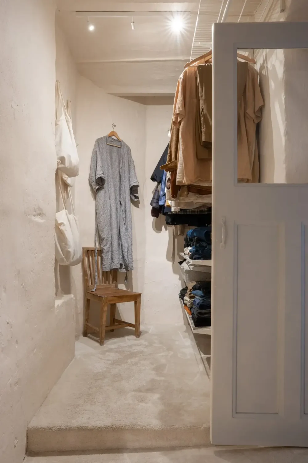 Gray Plaster Walls in a Contemporary Duplex Apartment 17 MEDA3C6949925D44A6F839FD86E3A7965D8 Gray Plaster Walls in a Contemporary Duplex Apartment