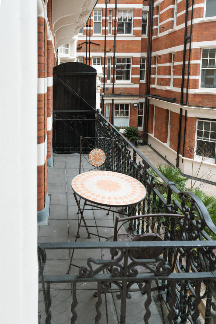 A Stunning Edwardian Apartment with High Ceilings and Period Details 10 balcony
