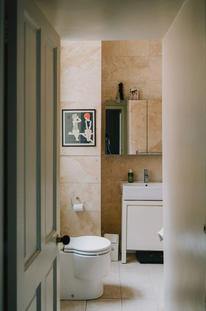 A Stunning Edwardian Apartment with High Ceilings and Period Details 21 bathroom