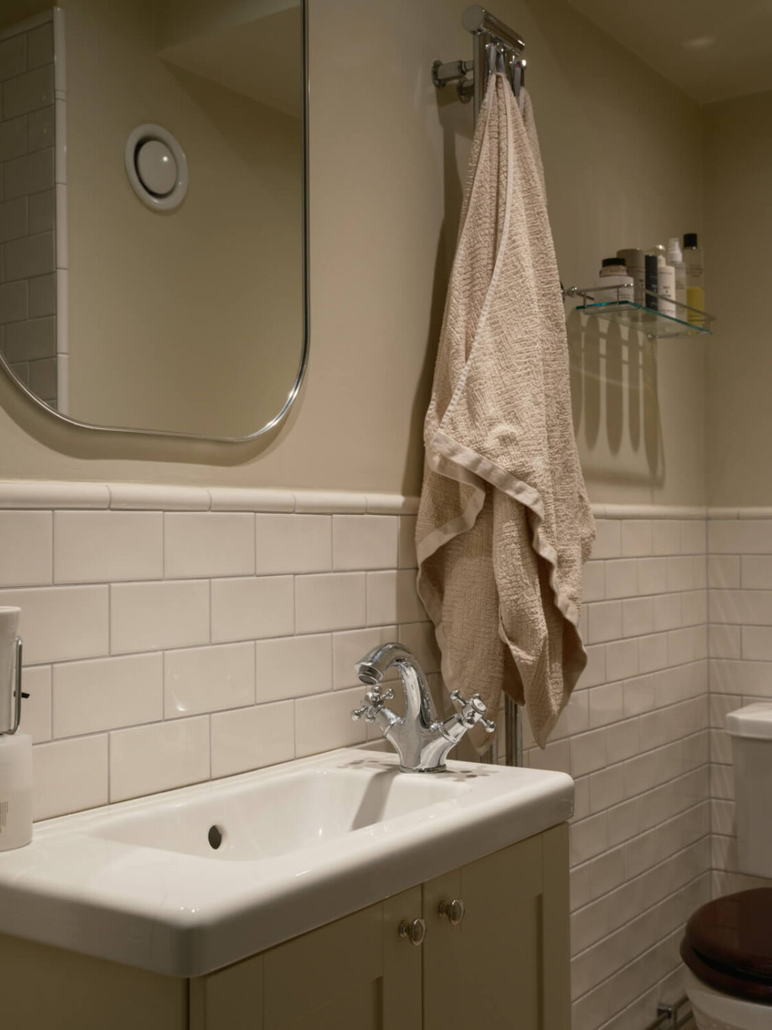 A Serene 19th Century Apartment with a Deep Red Kitchen 19 bathroom detail