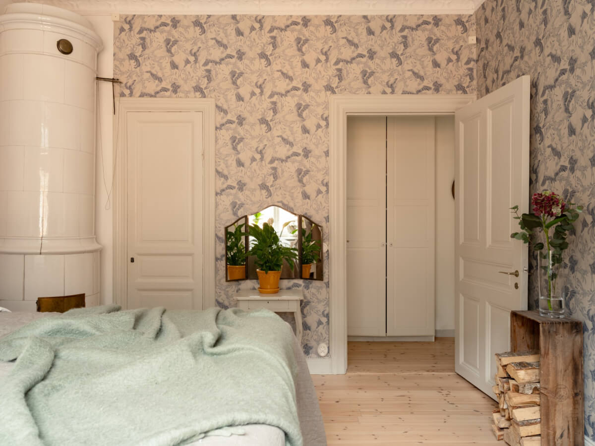 Soft Color Tones in a Renovated Turn-of-the-Century Apartment 23 bedroom wallpaper