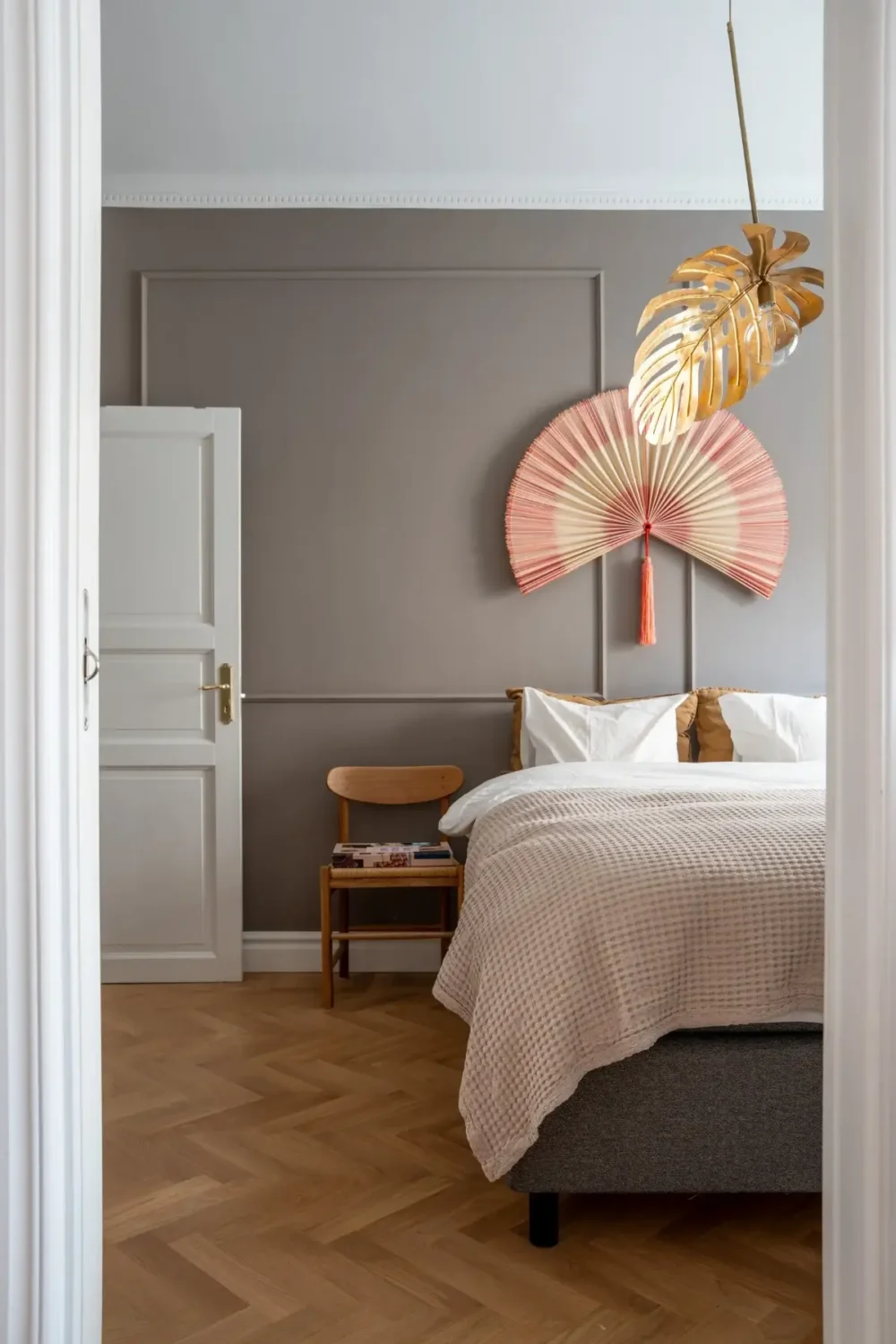 A Green Kitchen in a Classic Scandinavian Apartment 17 classic bedroom ceiling ornaments gray walls