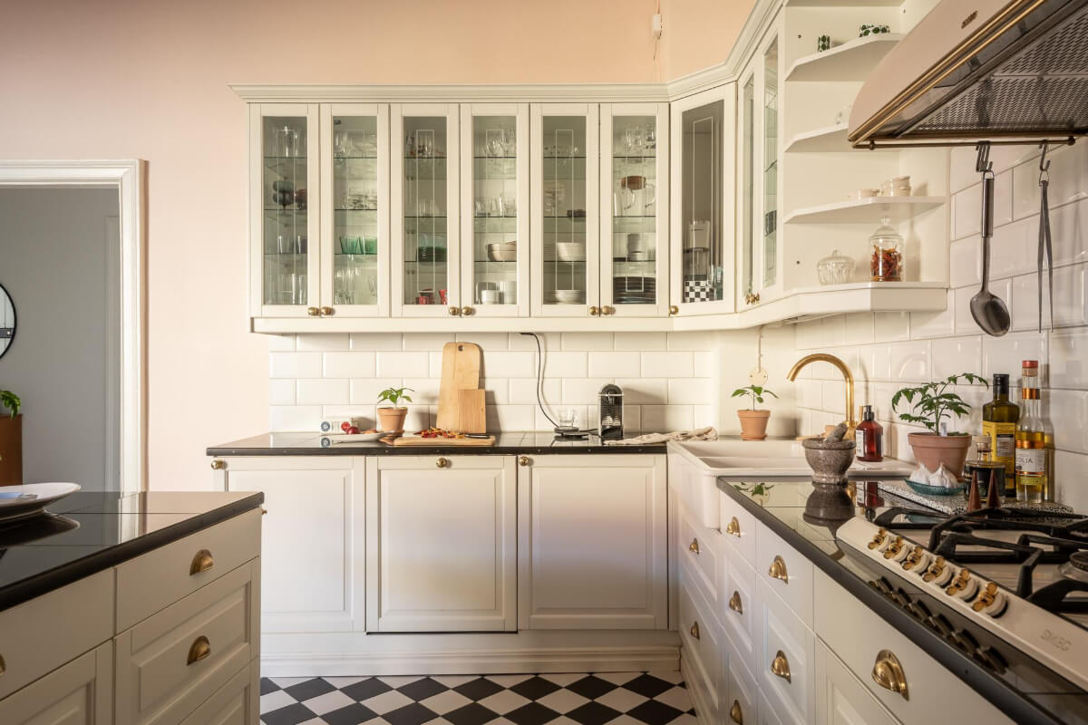A Light and Spacious Apartment with a Cozy Social Kitchen 19 classic kitchen checkerboard floor brass fittings subway tiles