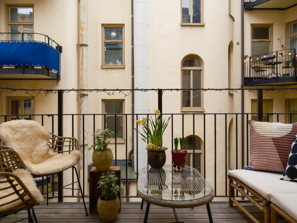 A Serene 19th Century Apartment with a Deep Red Kitchen 4 courtyard balcony