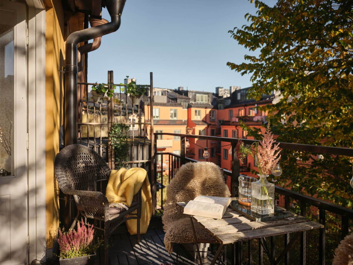 A Light-Filled 1920s Apartment with Two Spacious Balconies 22 courtyard balcony