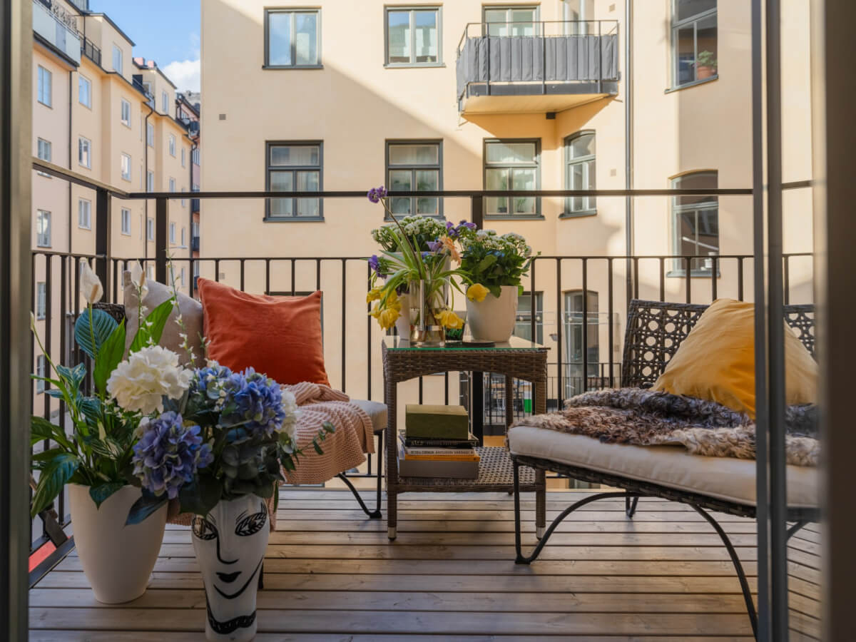 A Small Apartment with Contemporary Furniture in a 19th-Century Building 8 courtyard balcony