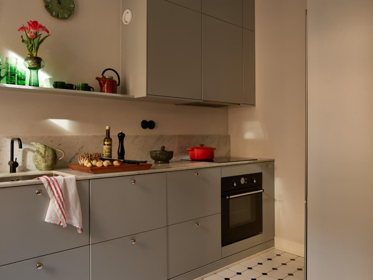 Revisiting a Bright Scandi Apartment with a Gray Kitchen 11 gray kitchen victorian style floor